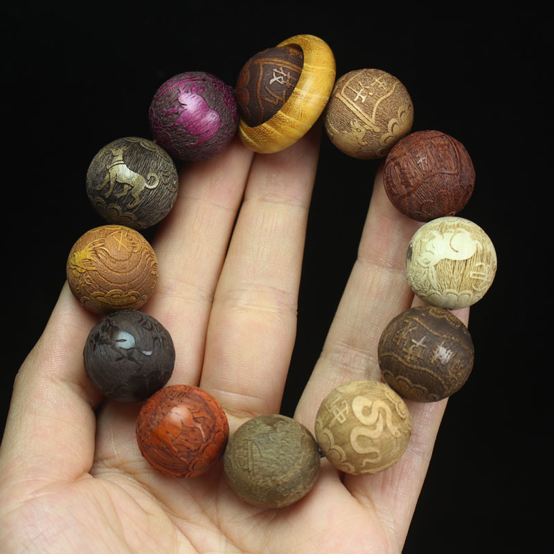 Running Gear Design - Buddhistisches Armband aus Sandelholz im ethnischen